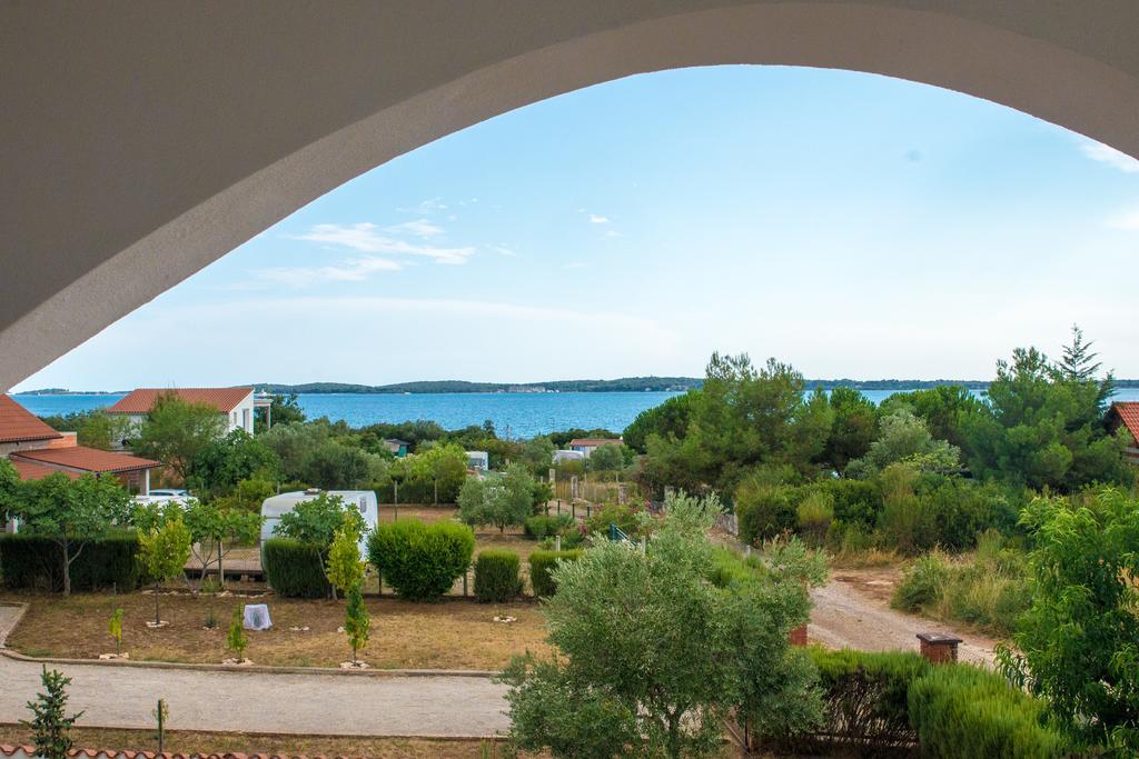 Teuta Apartments - A Beach And A Sea View Peroj Eksteriør billede